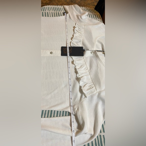 NWT CHASER LONG SLEEVE BUTTON DOWN RUFFLE TOP SIZE SMALL IN CREAM - Picture 3 of 4